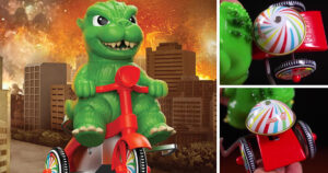 Super7が展開する「Super Cycles」シリーズから登場した、グリーンのゴジラが赤いゼンマイ式三輪車に乗ったフィギュア「Super7 Super Cycles - Godzilla (Green w/ Red Trike)」の画像。