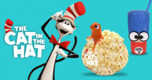 映画『キャット・イン・ザ・ハット』のキャットと、Cinemark Shopで展開されるポップコーンバケットとタンブラーカップがならぶビジュアル。
