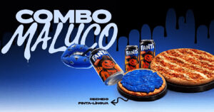 ブラジルのドミノ・ピザがハロウィン限定で発売した、舌が青く染まる「Pizza Maluca」と「Fanta Mistério」がセットになった「Combo Maluco」の画像。