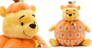 ディズニーストアから発売された「Winnie the Pooh Plush Halloween Countdown Calendar – Large 17''」の画像。